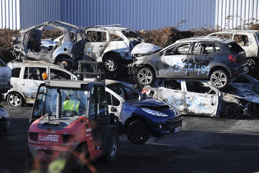 French burn fewer cars on New Year’s Eve due to pandemic