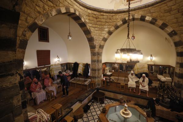 Power cuts help revive Syrian tradition of public bathhouses