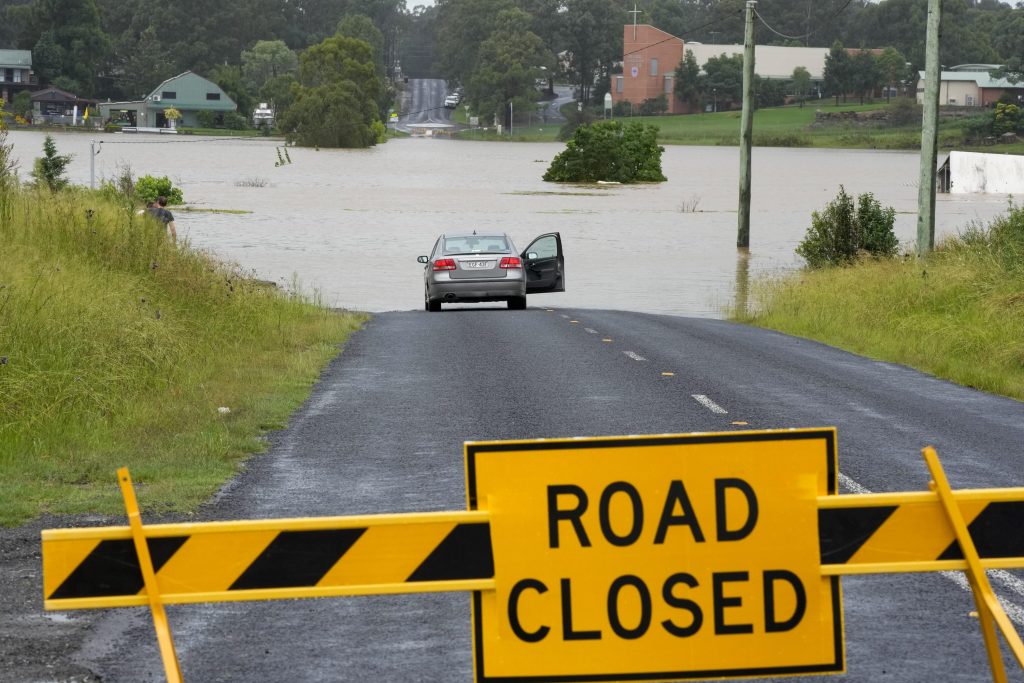 500,000 people on flood alert as rain lashes Sydney