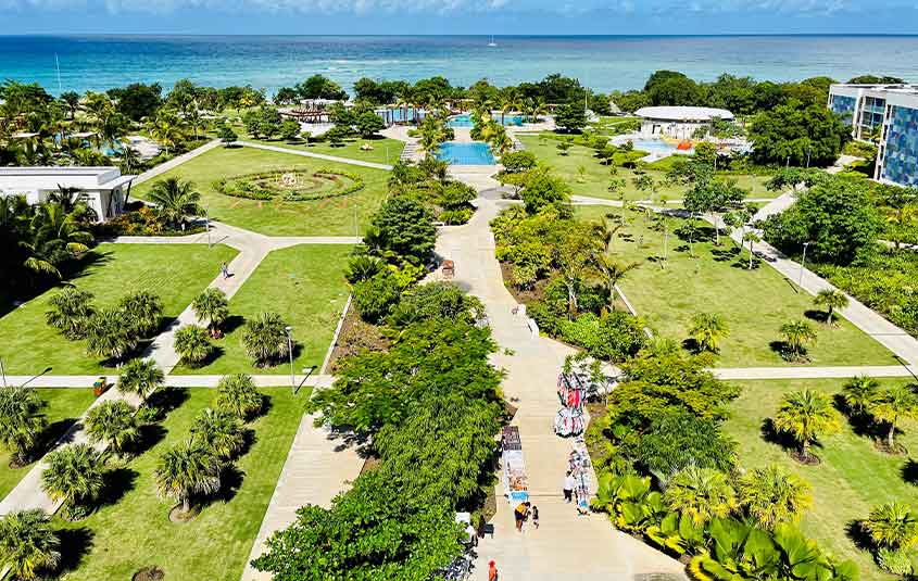 Clients can truly relax at gorgeous Gran Muthu Almirante Beach Hotel on Cuba’s Playa Guardalavaca